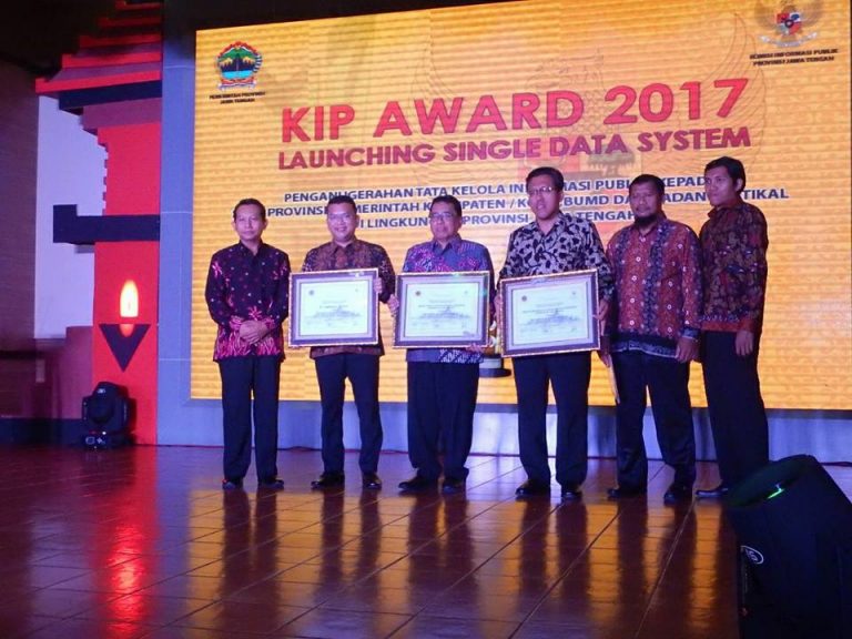 Jamkrida Jateng mendapatkan penghargaan di KIP Award 2017 24 november 2017 21