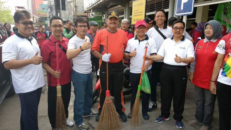 Jumat bersih bersama Gubernur, Wakil Gubernur, Kepala Dinas dan BUMD di pasar Peterongan Semarang tanggal 07september 2018
